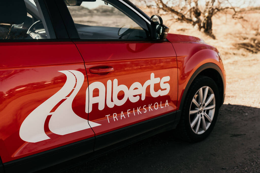 Välkommen till oss på Alberts trafikskola för en rolig och trygg resa mot ditt körkort!